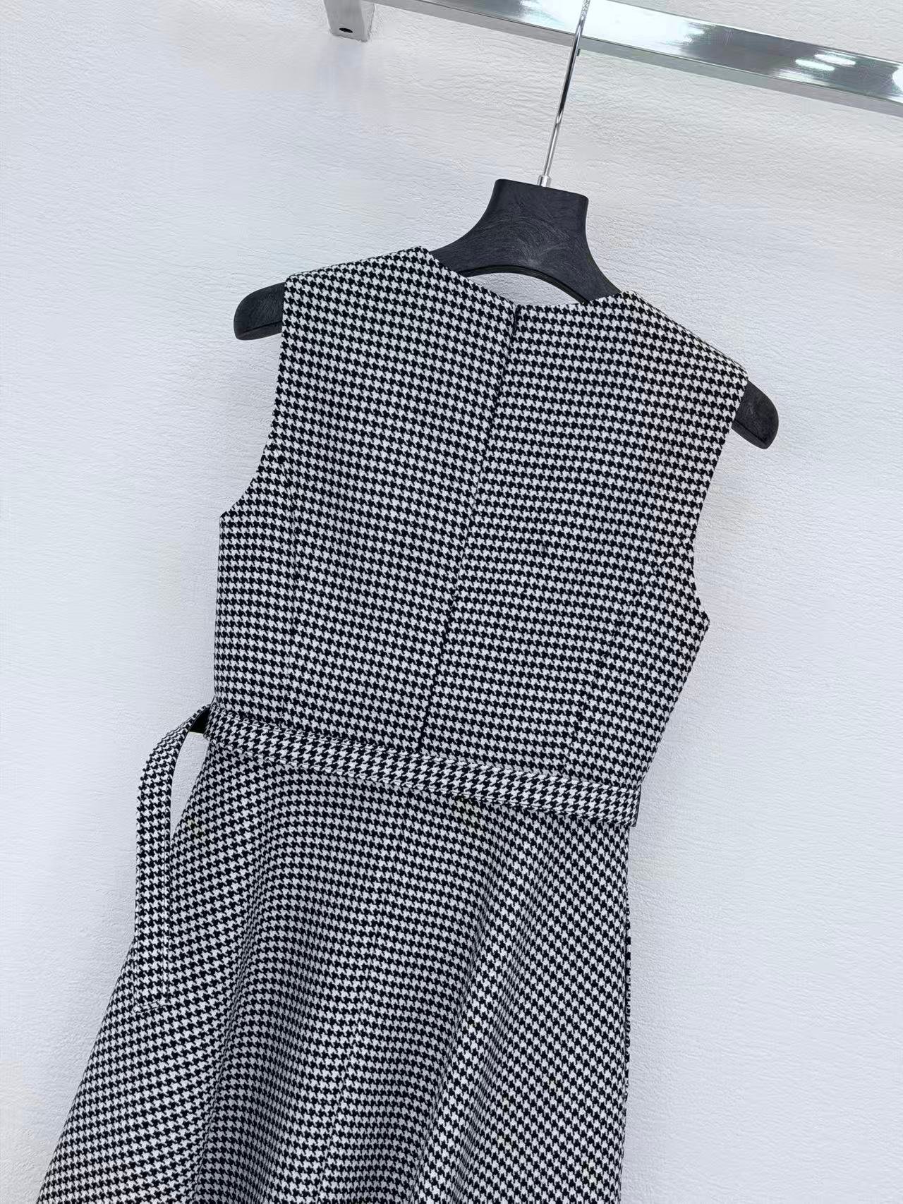 Robe Mi-Longue Dior Ceinturée – Laine Vierge Pied-de-Poule Noir et Blanc avec Nœud – Image 9