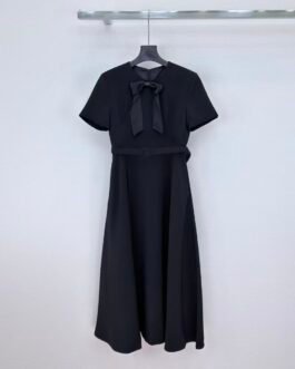 Robe Mi-Longue Dior Ceinturée – Laine et Soie Noire avec Nœud Satiné et Signature CD