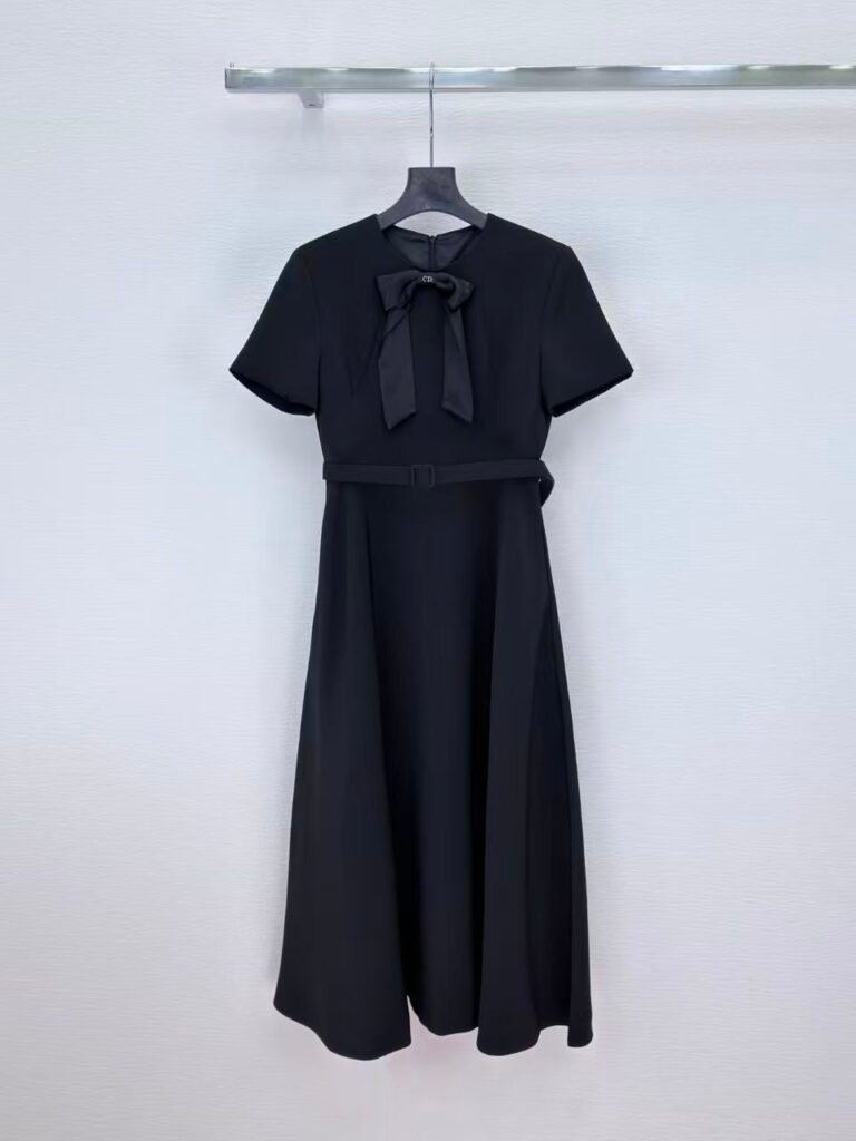 Robe Mi-Longue Dior Ceinturée – Laine et Soie Noire avec Nœud Satiné et Signature CD