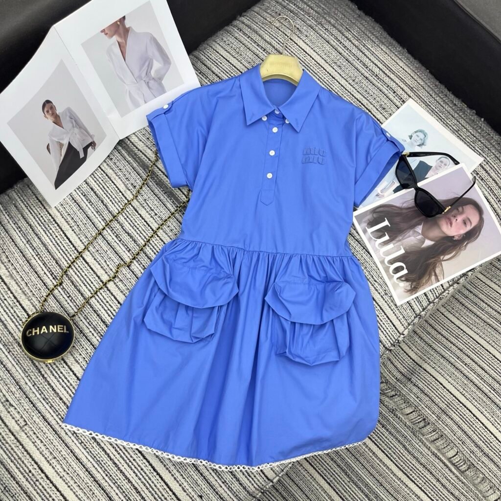 Robe Courte Miu Miu en Popeline Bleu Saphir – Style Safari avec Poches Cargo et Dentelle