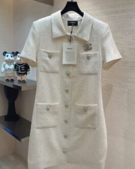 Mini-Robe Chanel en Tweed Blanc – Coupe Cintrée à Manches Courtes et Boutons Bijoux