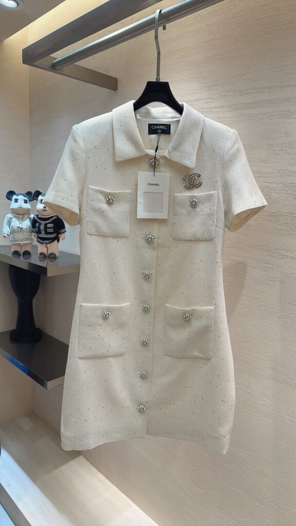 Mini-Robe Chanel en Tweed Blanc – Coupe Cintrée à Manches Courtes et Boutons Bijoux