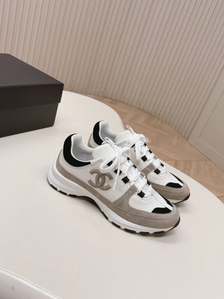 Baskets Chanel Sneakers Calfskin & suède Calfskin