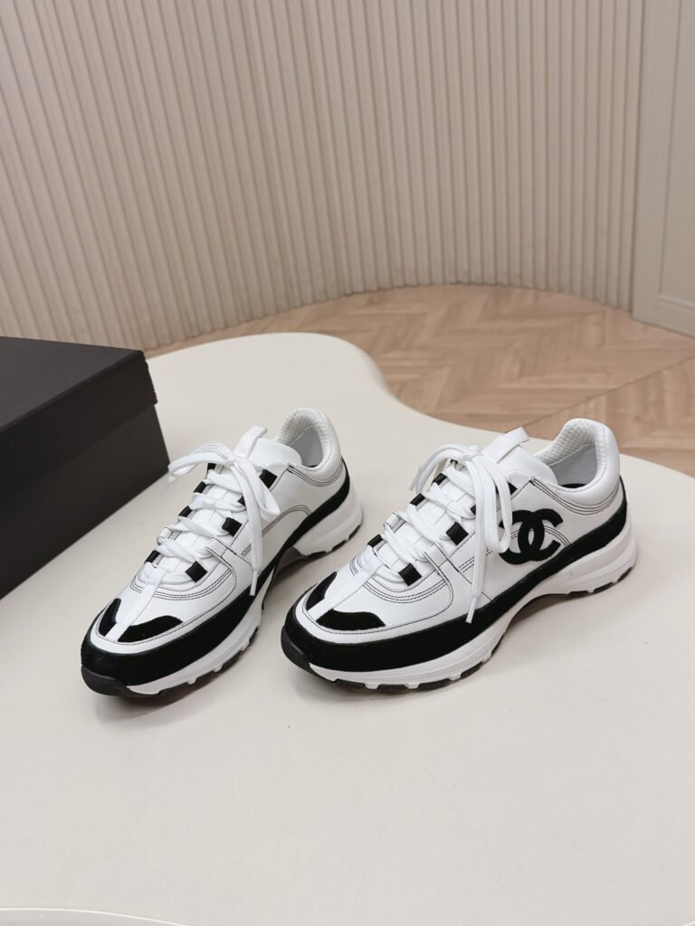 Baskets Chanel Sneakers Calfskin & suède Calfskin