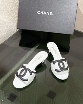 Mules à talon Chanel en cuir de veau et cuir verni avec logo CC
