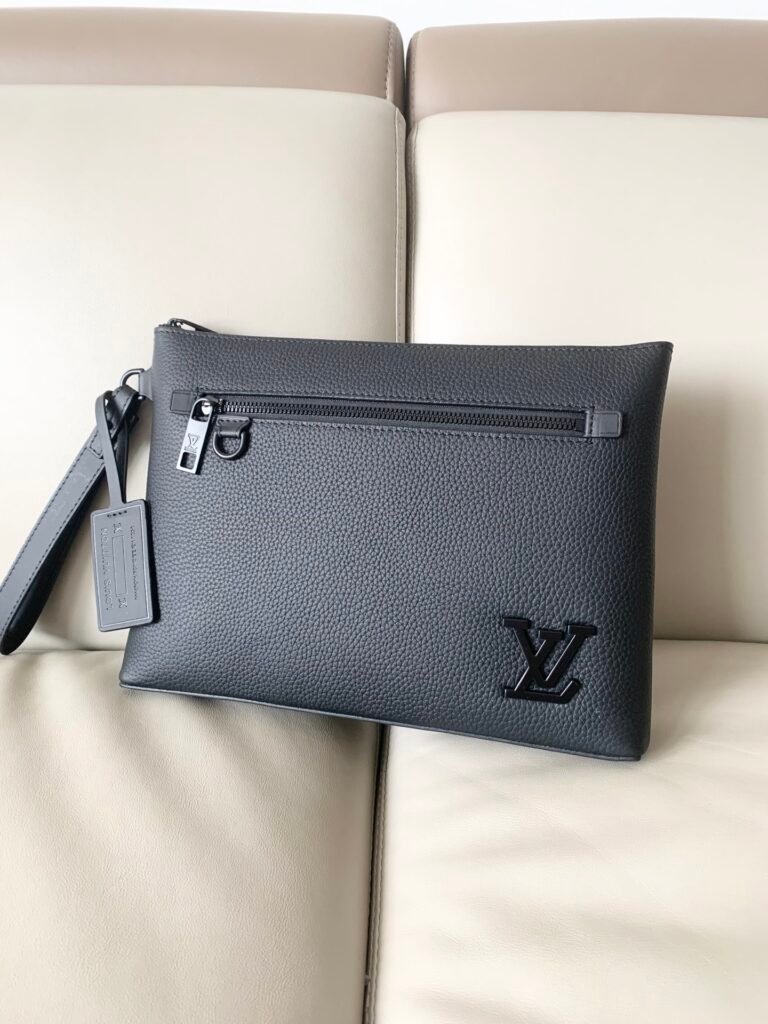Pochette Louis Vuitton Takeoff LV Aerogram en cuir de veau noir