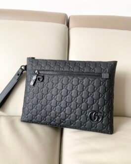Grande pochette Gucci GG Emblem en cuir noir embossé monogramme