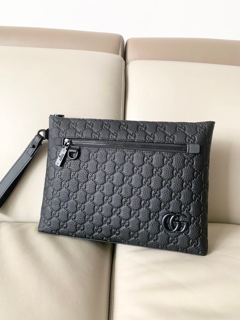 Grande pochette Gucci GG Emblem en cuir noir embossé monogramme