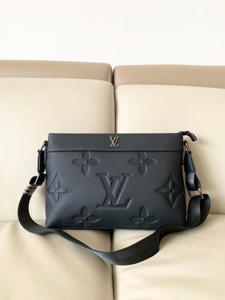 Sacoche Louis Vuitton Pochette Voyage Souple Monogram Shadow noir