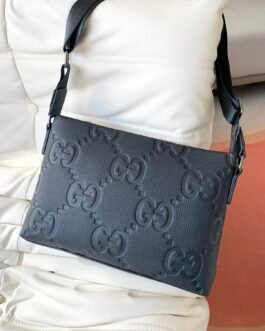 Sac bandoulière Gucci Messenger GG Emblem en cuir noir embossé