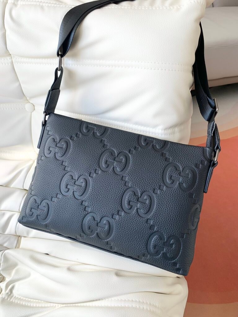 Sac bandoulière Gucci Messenger GG Emblem en cuir noir embossé