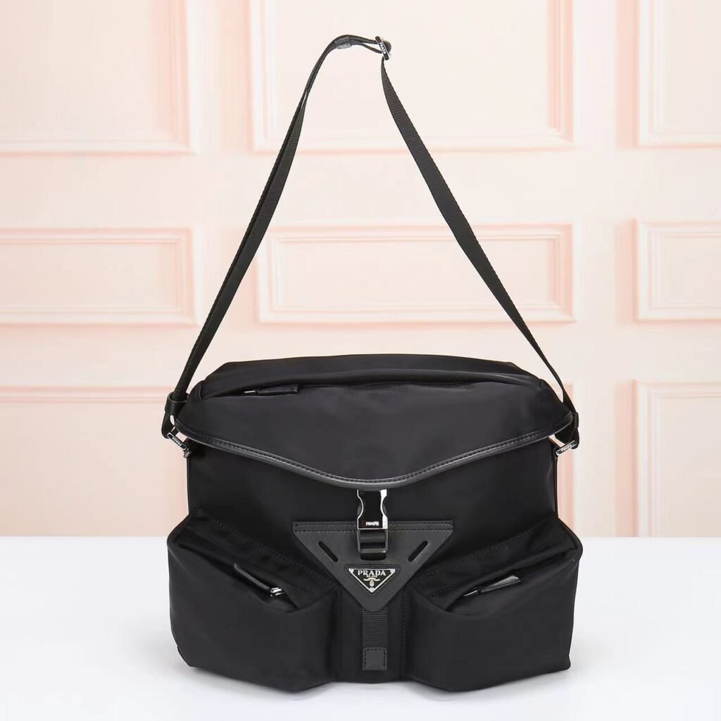 Sac porté épaule Prada en Re-Nylon et cuir noir avec logo triangle
