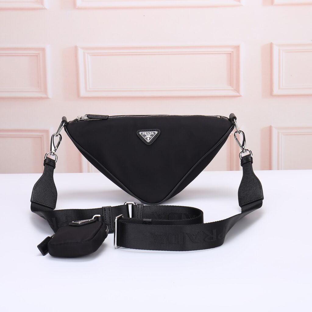 Sac bandoulière Prada Triangle en Re-Nylon noir avec pochette