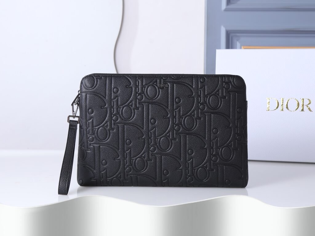 Pochette zippée Dior A4 en cuir Dior Gravity noir avec motif embossé