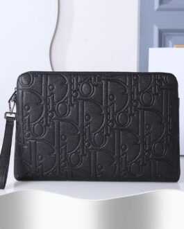 Pochette zippée Dior A4 en cuir Dior Gravity noir avec motif embossé