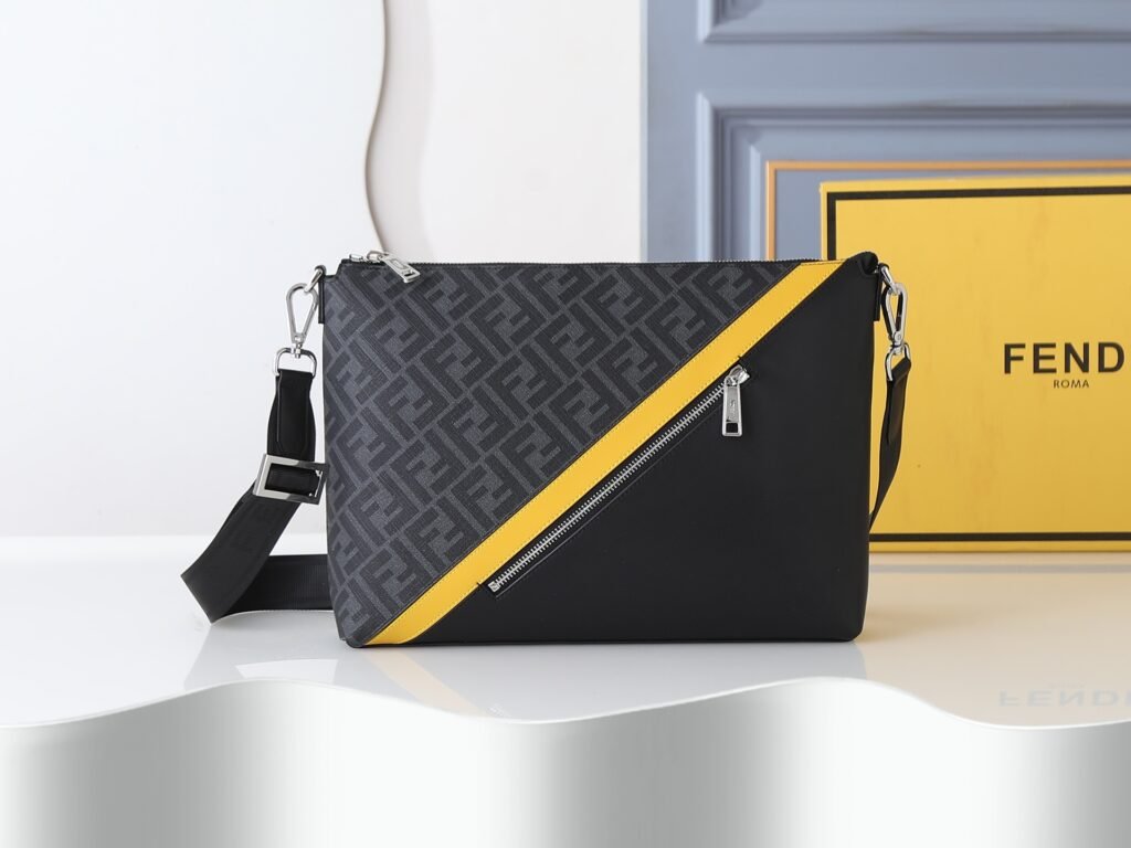Sac Messenger Diagonal Fendi en tissu FF et cuir noir à bande jaune