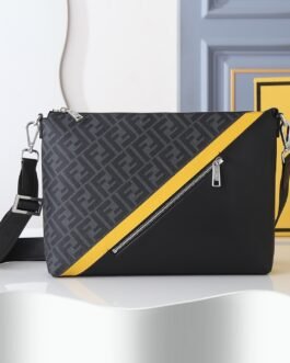 Sac Messenger Diagonal Fendi en tissu FF et cuir noir à bande jaune