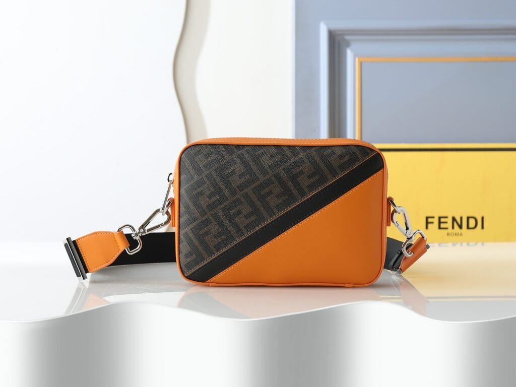 Sac Fendi Diagonal Camera Case en tissu FF et cuir orange