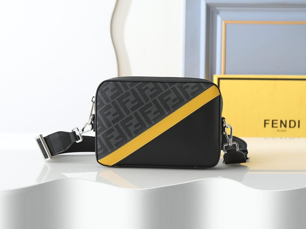 Sac Fendi Diagonal Camera Case en tissu FF et cuir noir à bande jaune