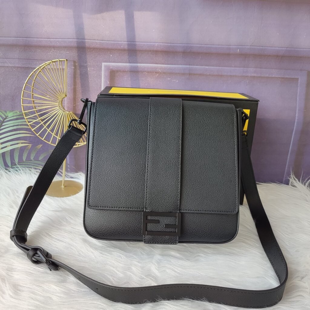 Sac Fendi Baguette Messenger en cuir grainé avec logo FF