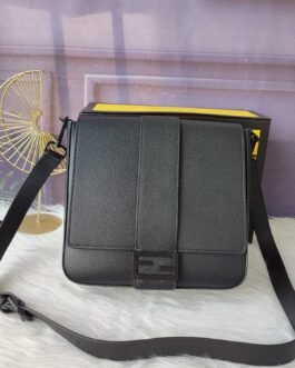 Sac Fendi Baguette Messenger en cuir grainé avec logo FF