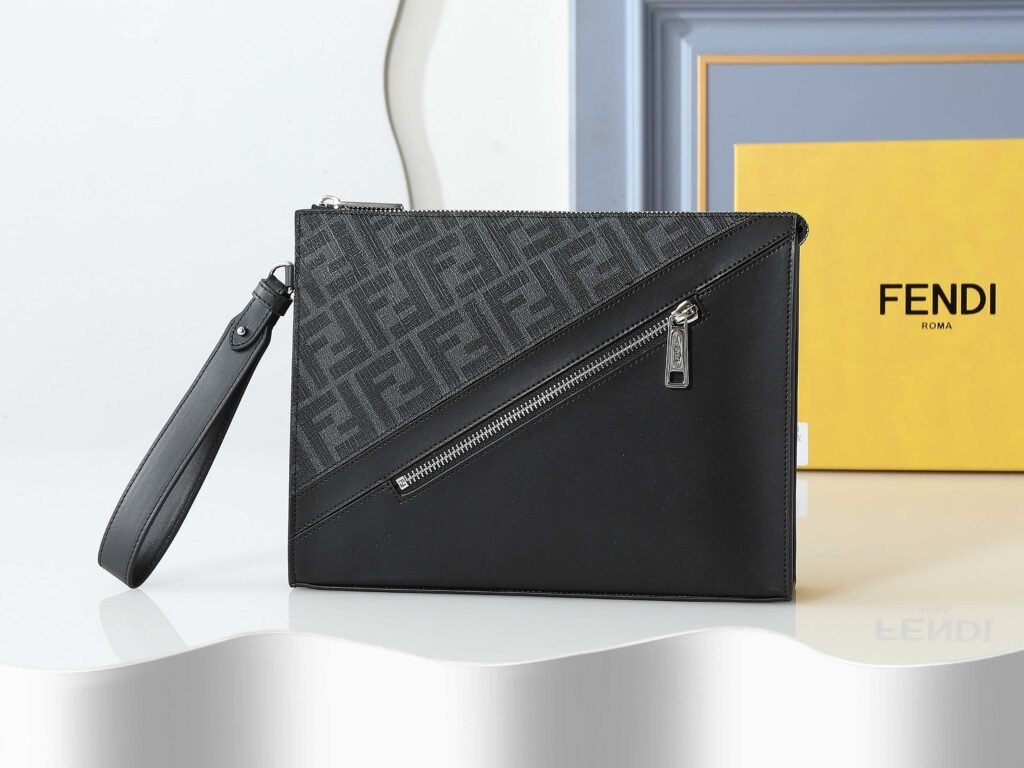 Pochette Fendi Diagonal en tissu FF gris et cuir noir avec dragonne
