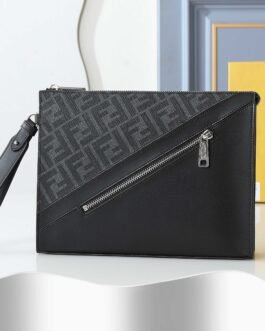 Pochette Fendi Diagonal en tissu FF gris et cuir noir avec dragonne