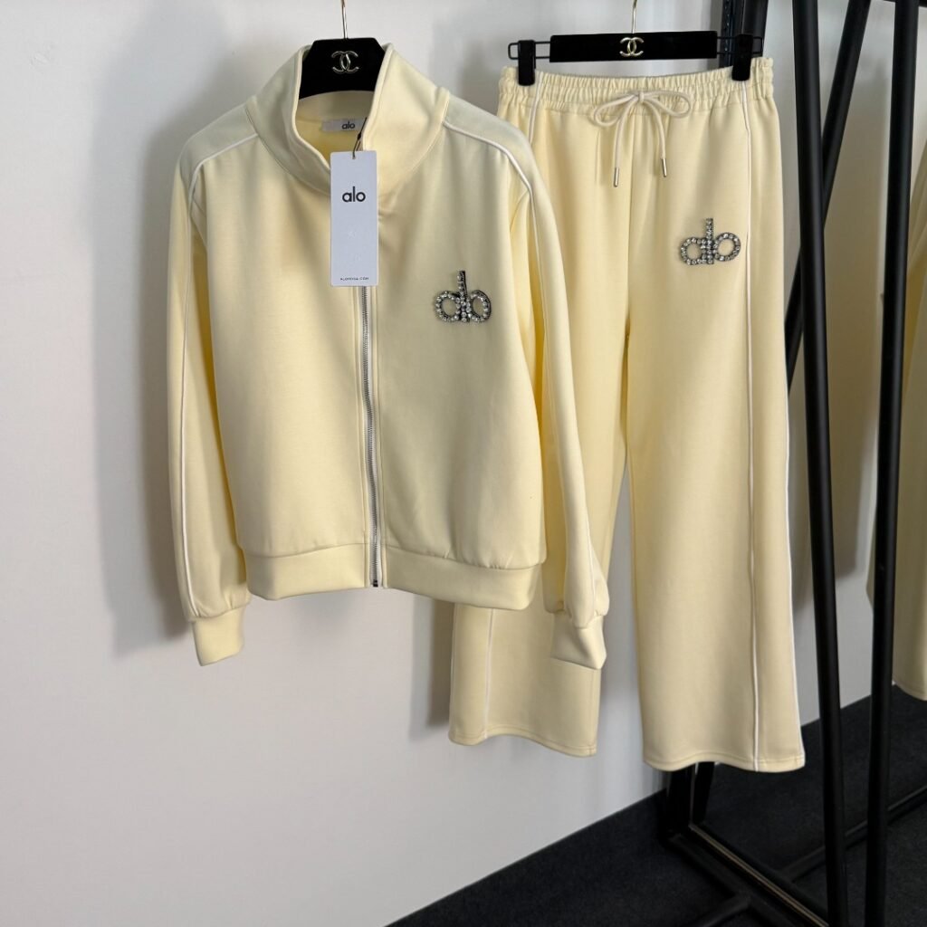 Ensemble Alo Yoga Accolade jaune soleil à logo en cristaux