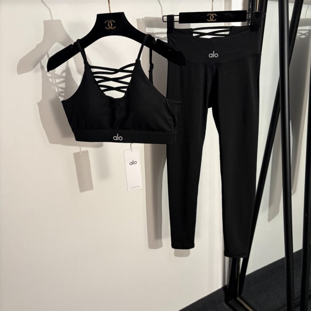 Ensemble Alo Yoga Interlace Bra et High-Waist Airlift Legging noir