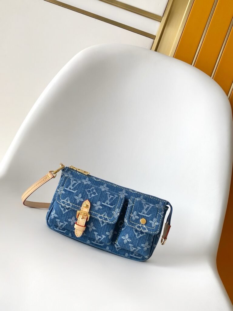 Louis Vuitton Pochette Accessoires Cargo en toile Monogram Denim