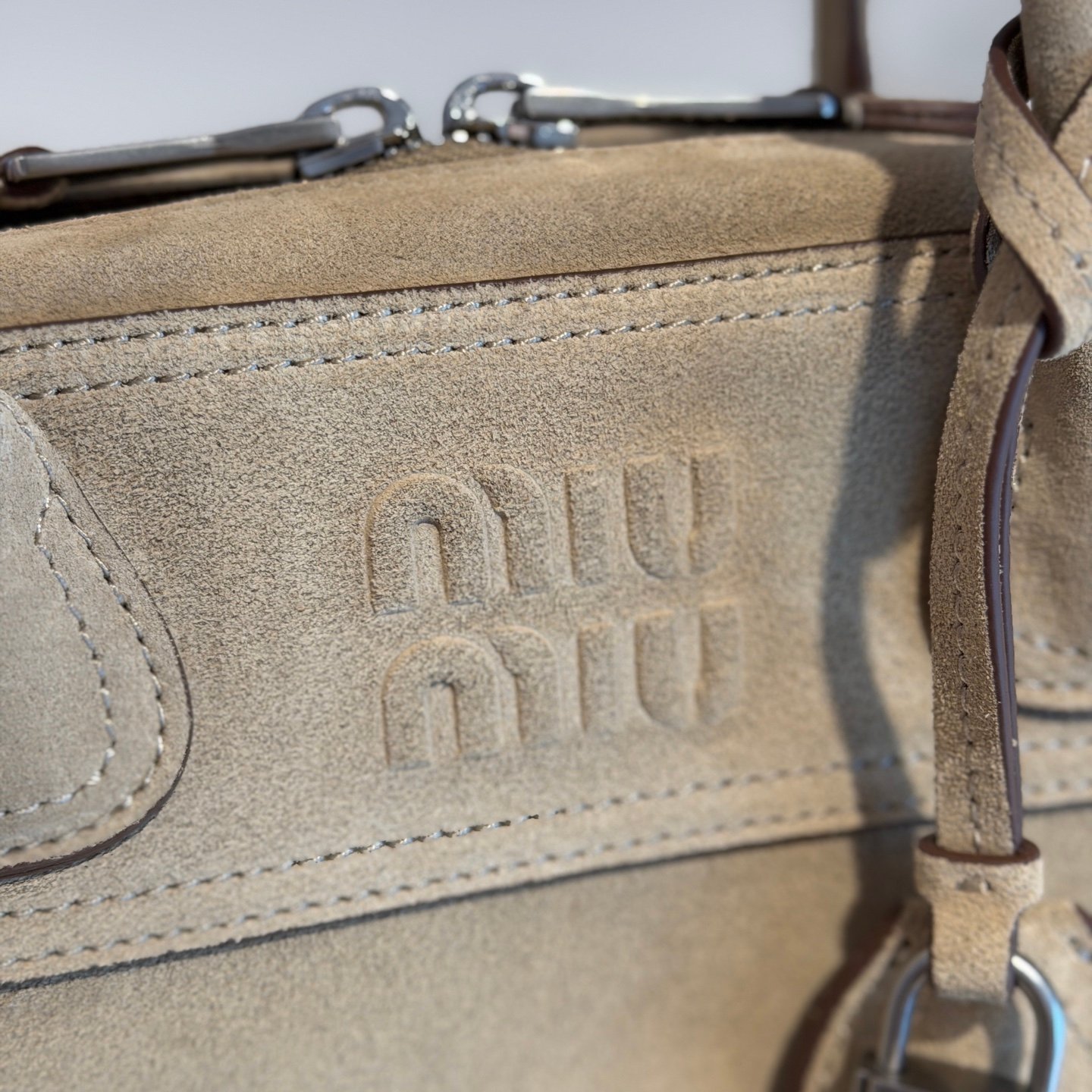 Sac Miu Miu Vivant avec poches pratiques – Organisation optimale – Image 4