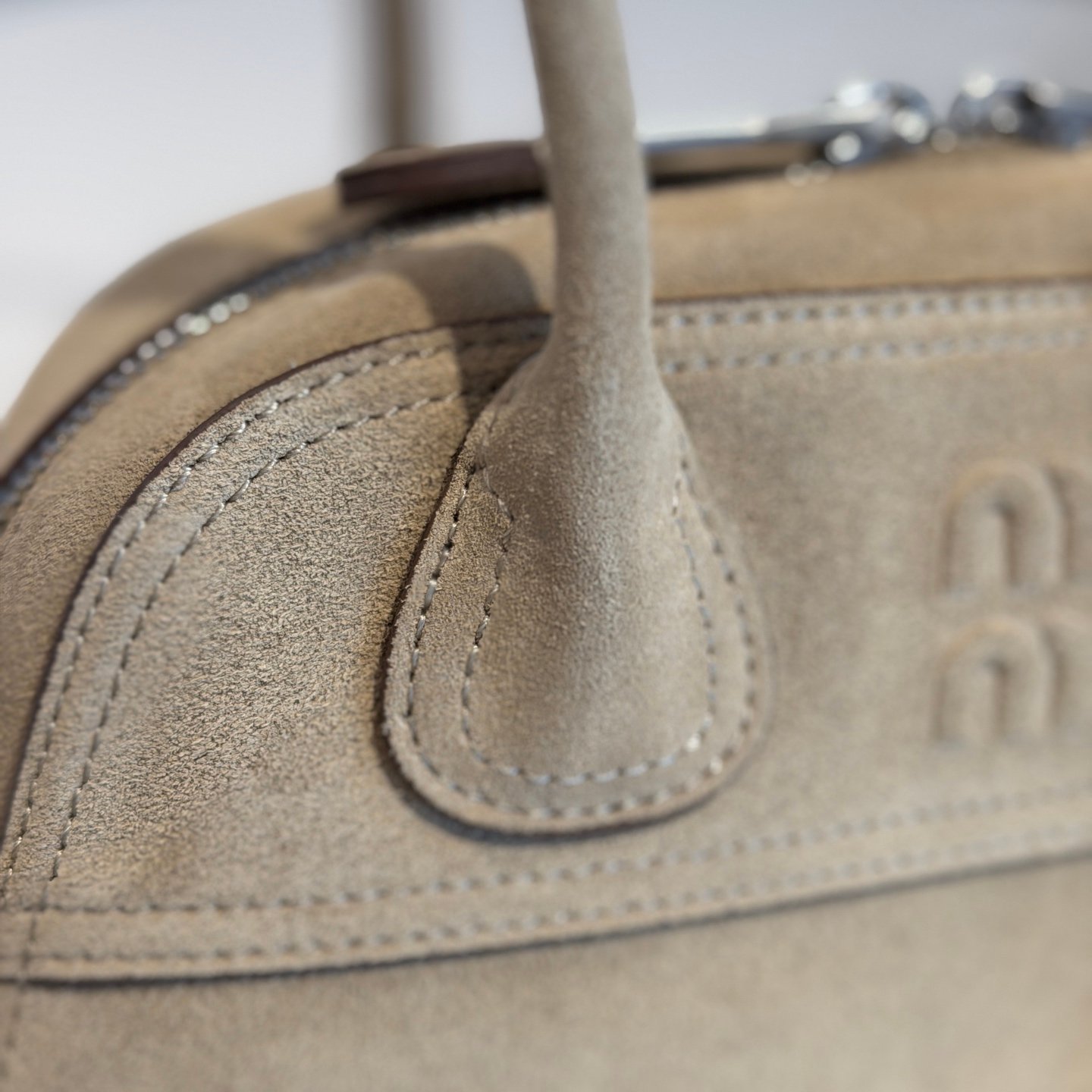Sac Miu Miu Vivant avec poches pratiques – Organisation optimale – Image 5