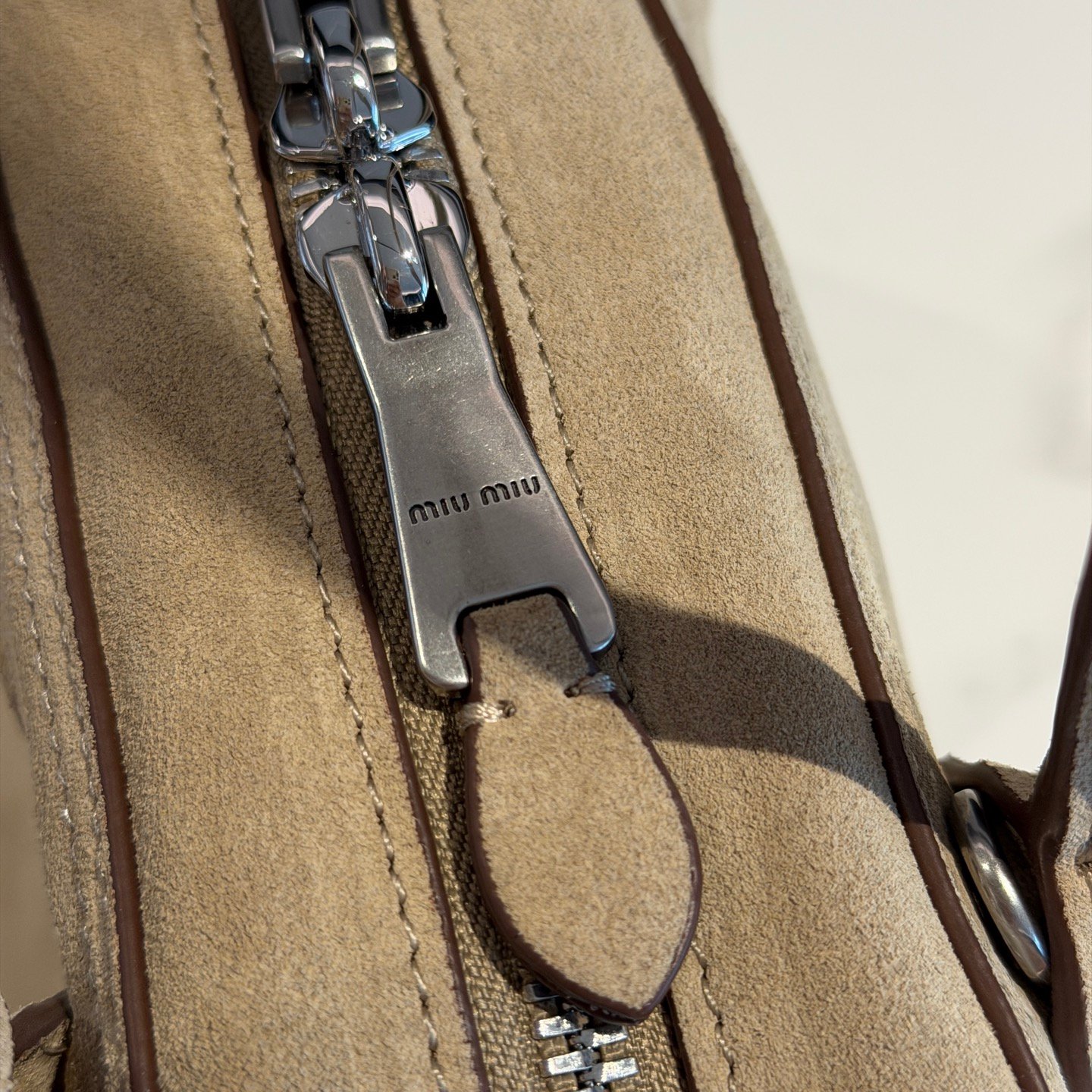 Sac Miu Miu Vivant avec poches pratiques – Organisation optimale – Image 7