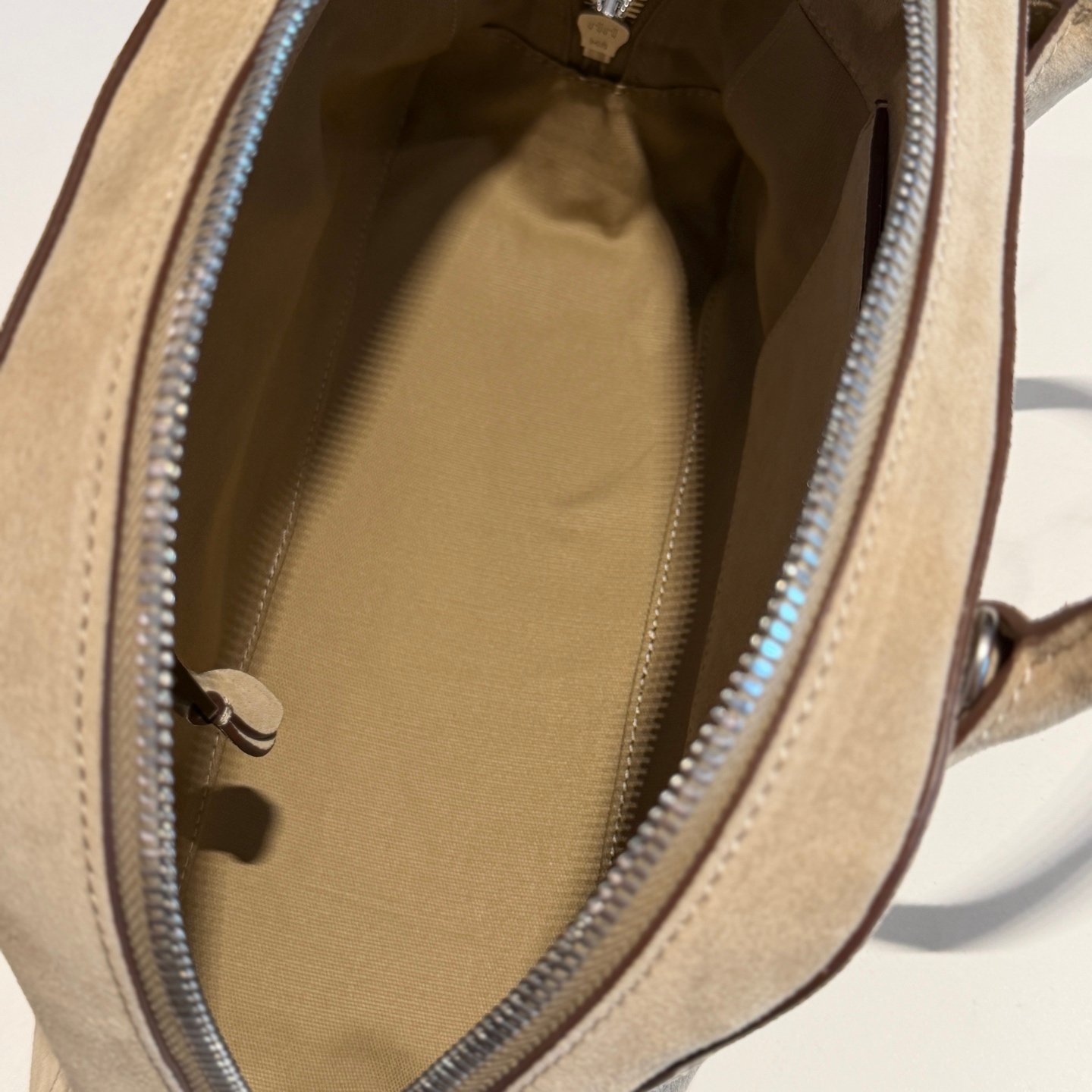 Sac Miu Miu Vivant avec poches pratiques – Organisation optimale – Image 8