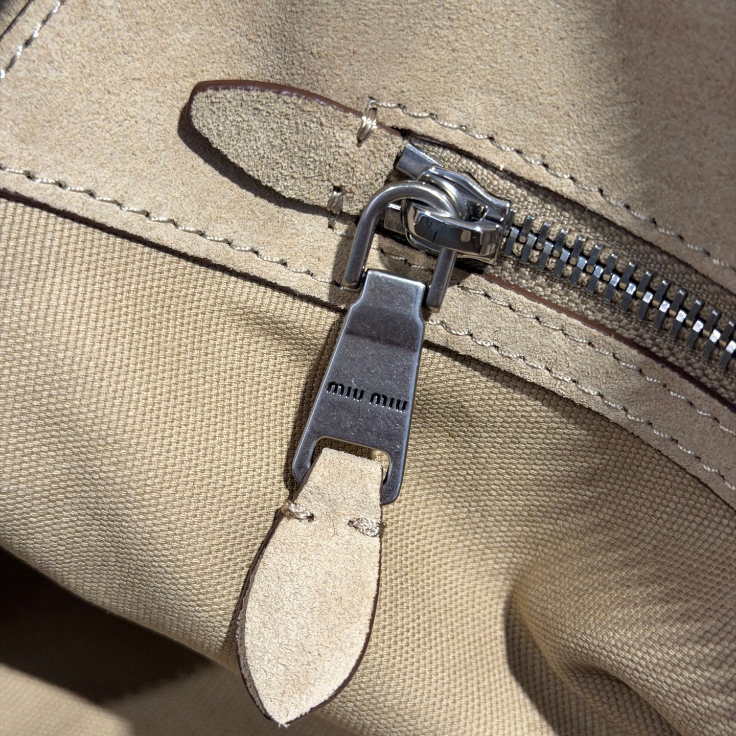 Sac Miu Miu Vivant avec poches pratiques – Organisation optimale – Image 9