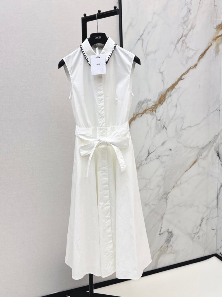 Robe chemise sans manches blanche ceinturée col brodé – Dior