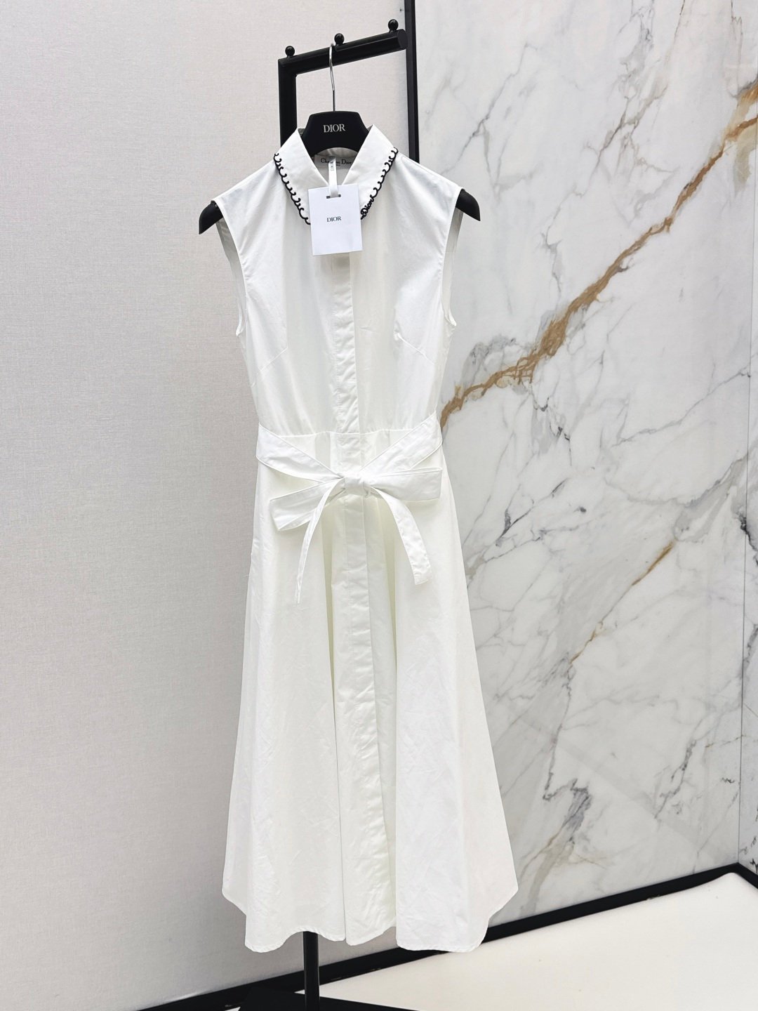 Robe chemise sans manches blanche ceinturée col brodé – Dior