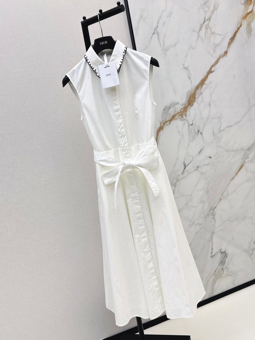 Robe chemise sans manches blanche ceinturée col brodé – Dior – Image 2
