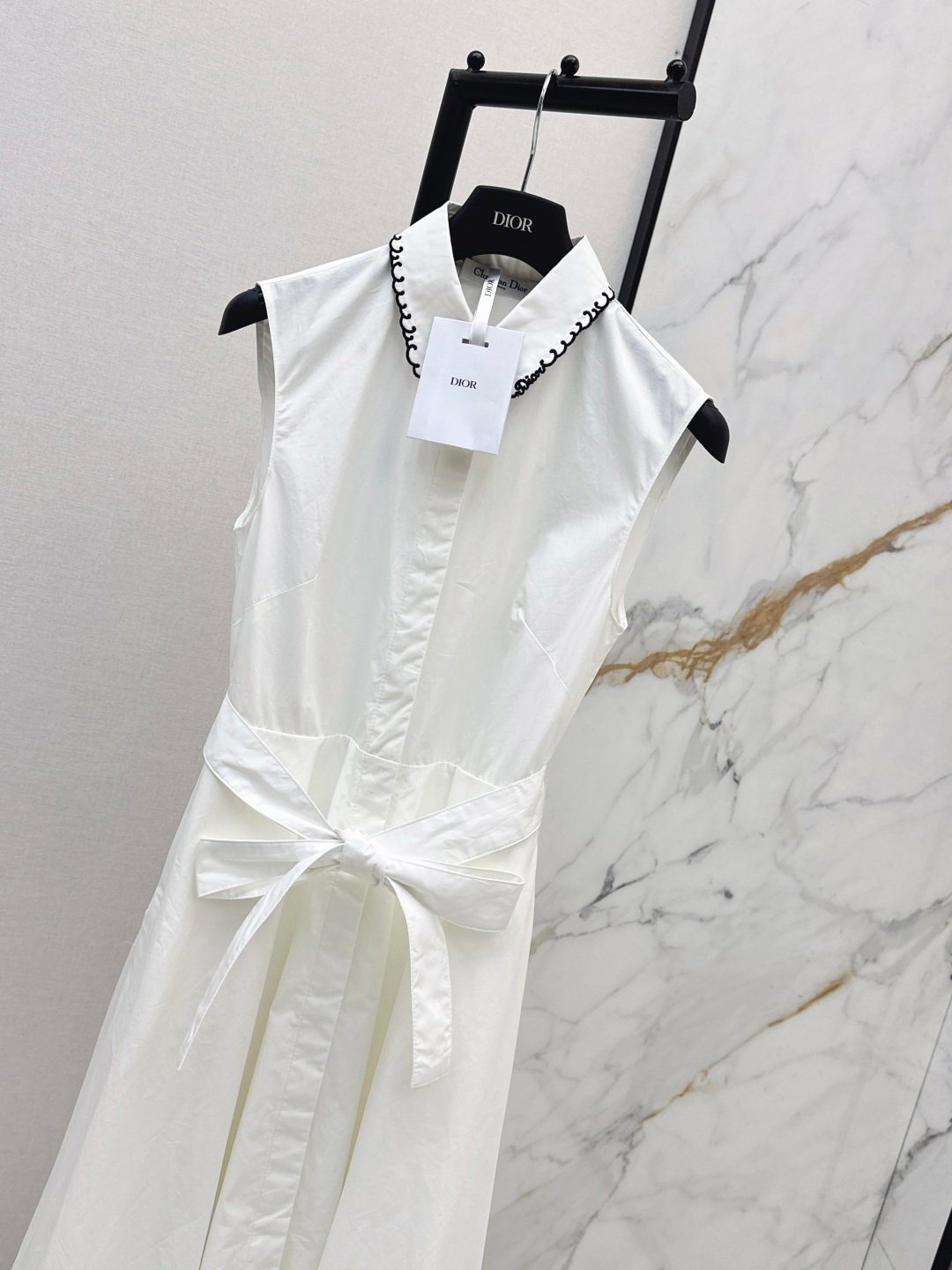 Robe chemise sans manches blanche ceinturée col brodé – Dior – Image 3