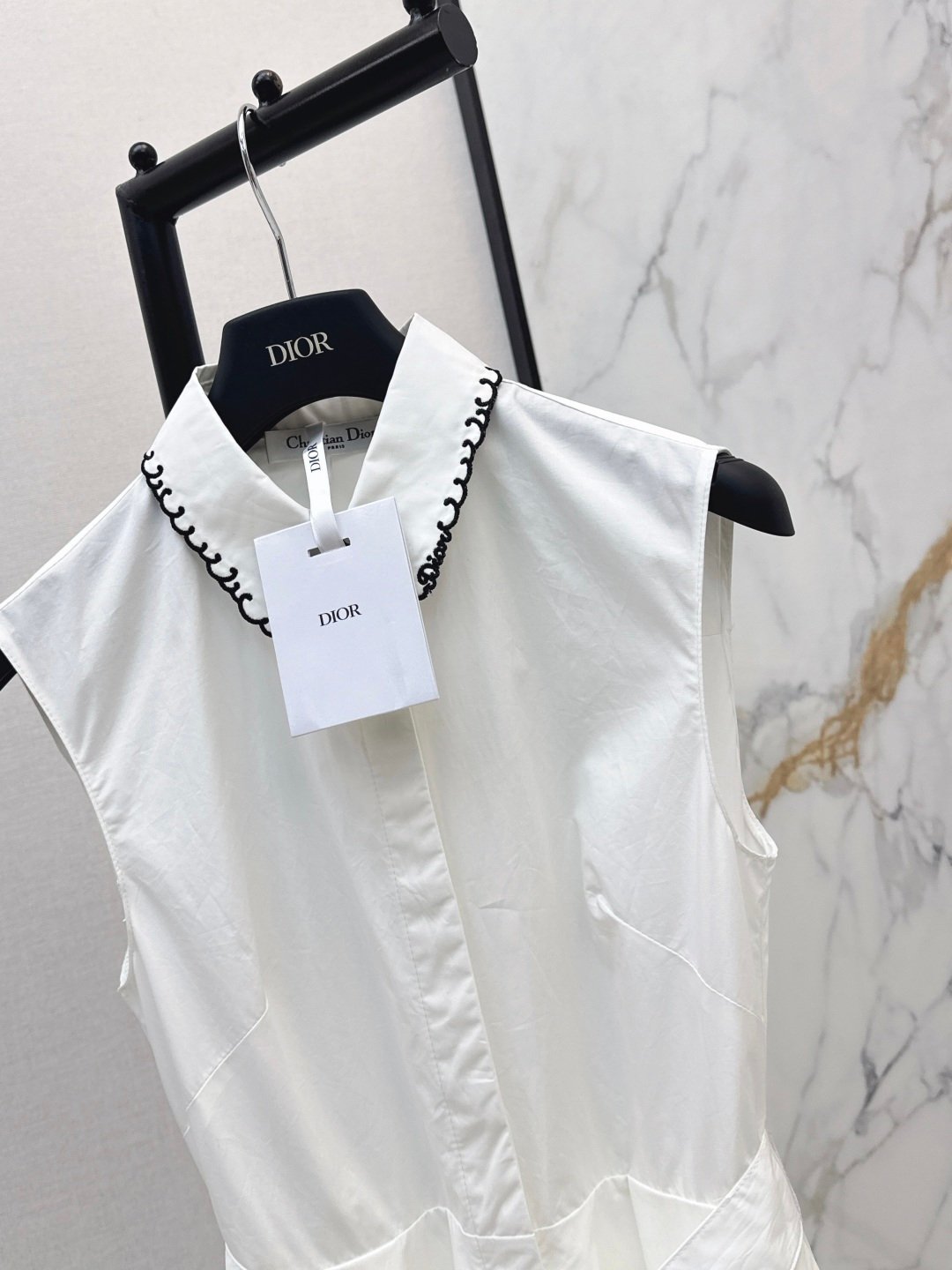 Robe chemise sans manches blanche ceinturée col brodé – Dior – Image 4