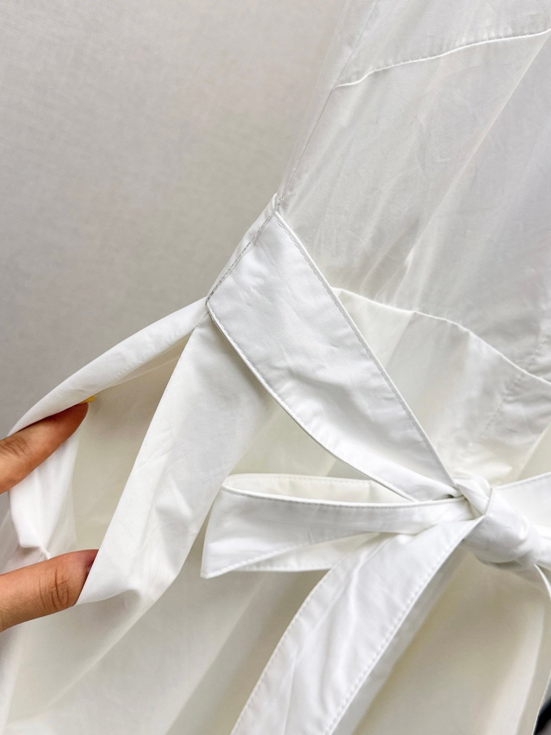 Robe chemise sans manches blanche ceinturée col brodé – Dior – Image 5