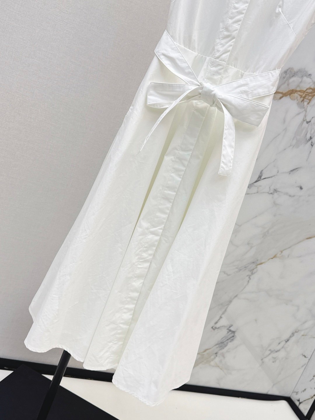 Robe chemise sans manches blanche ceinturée col brodé – Dior – Image 6