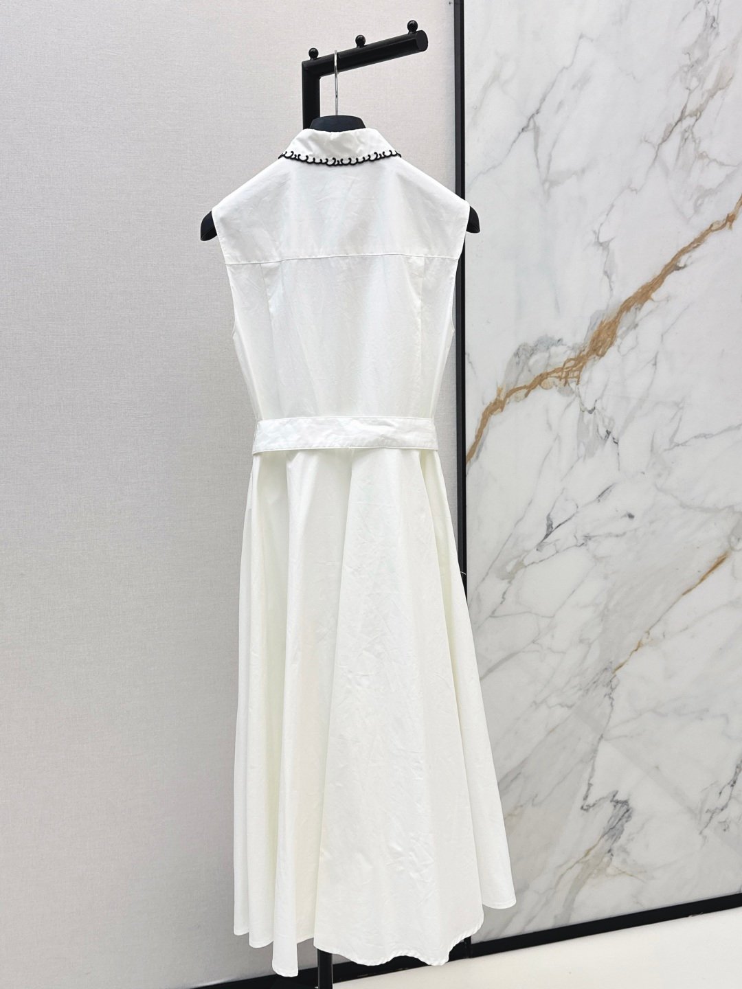 Robe chemise sans manches blanche ceinturée col brodé – Dior – Image 7