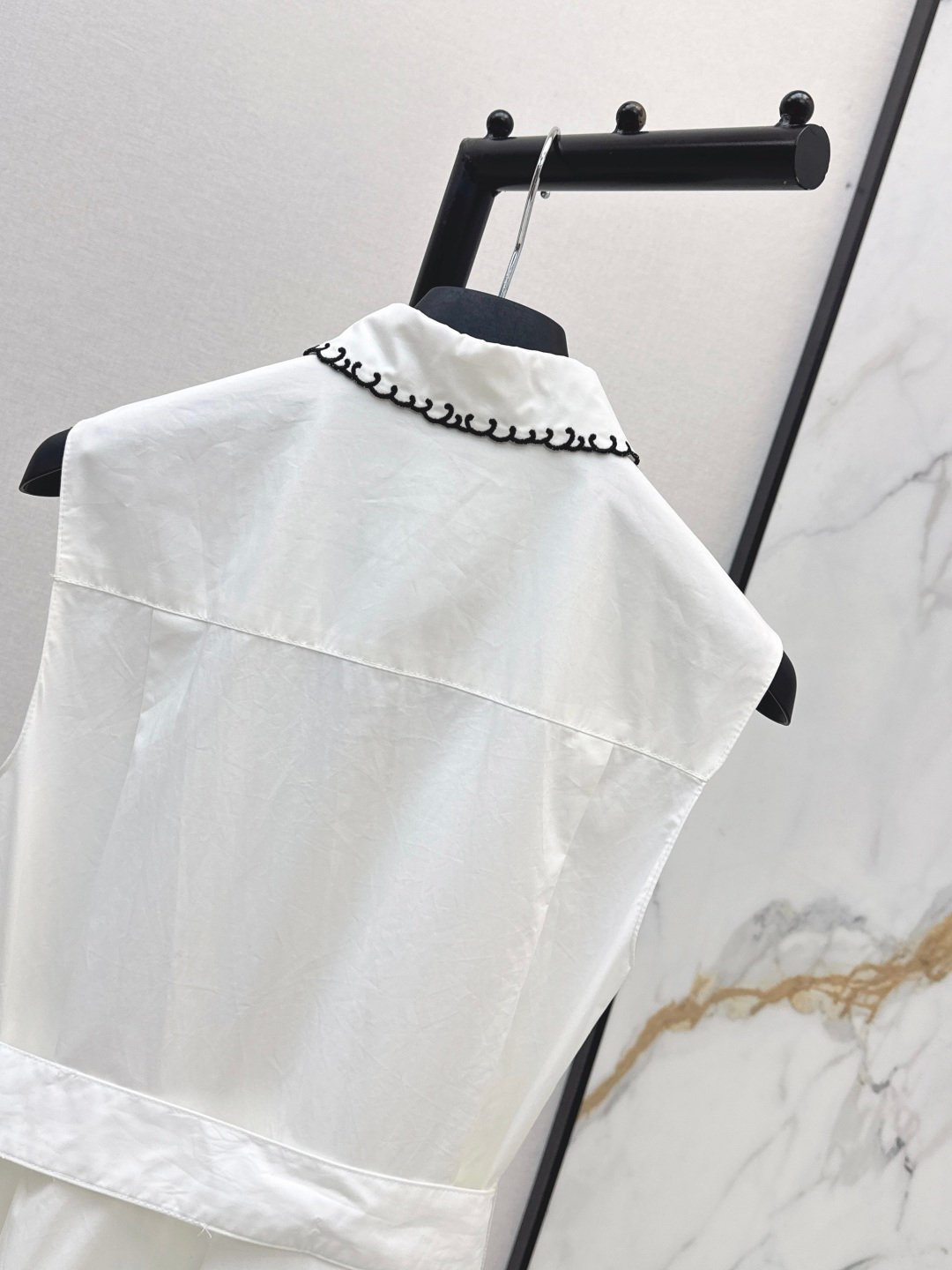 Robe chemise sans manches blanche ceinturée col brodé – Dior – Image 8