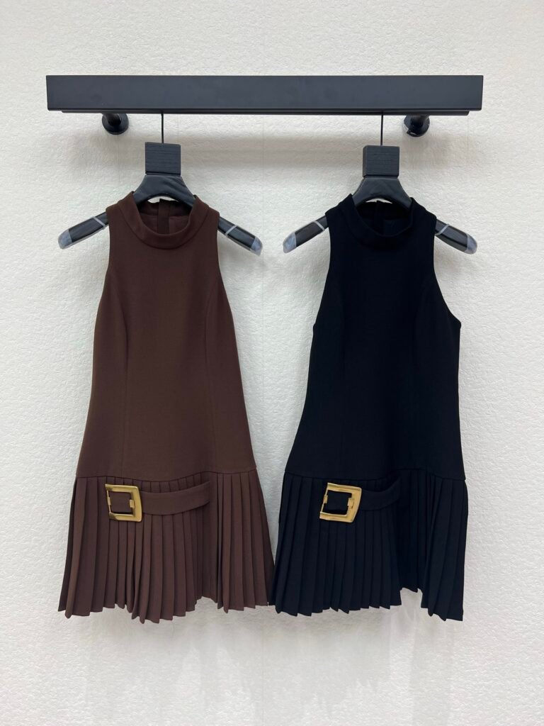 Robe courte plissée sans manches avec boucle dorée – Balmain