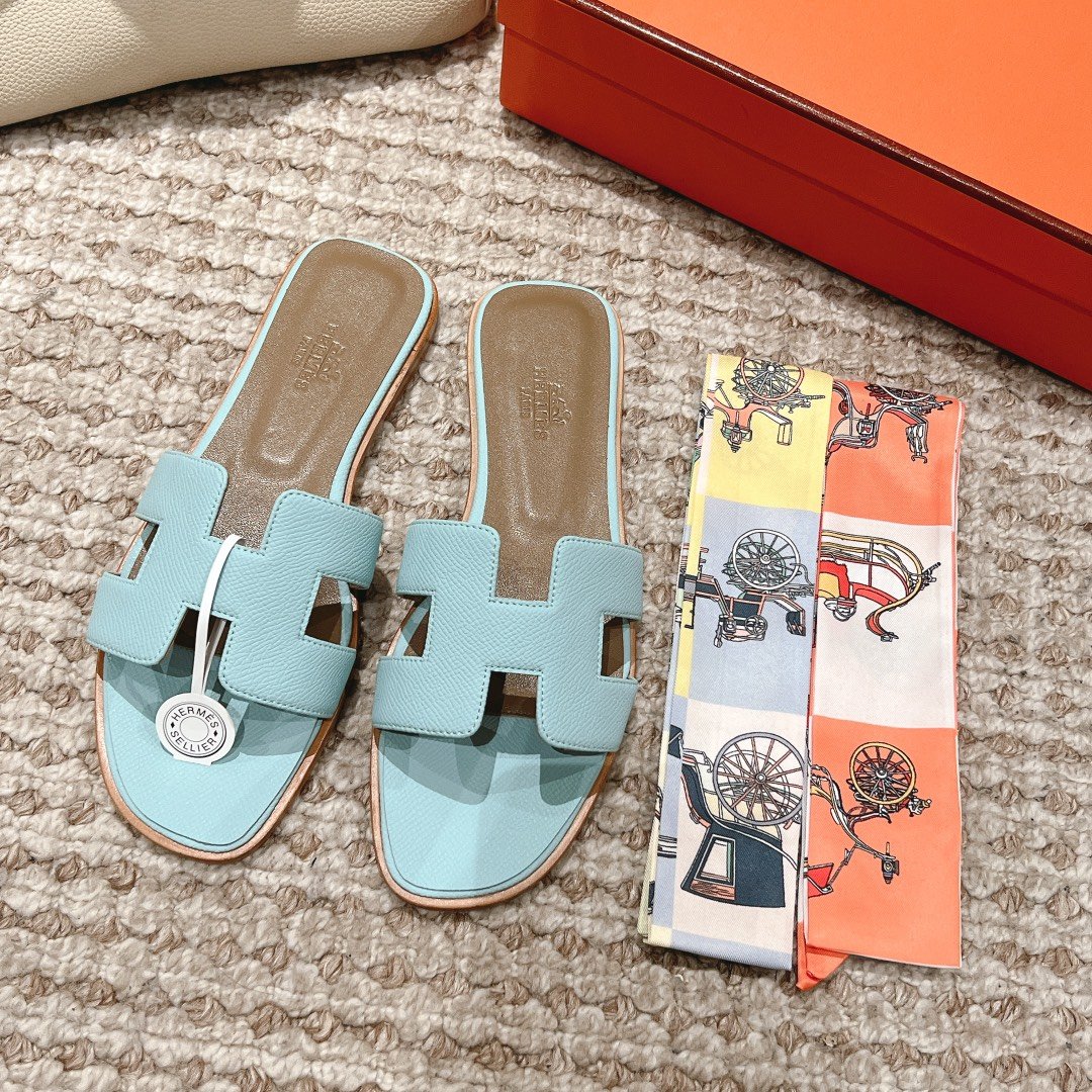 Sandales Hermès Oran Bleu Ciel – Élégance Fraîche & Luxe Raffiné