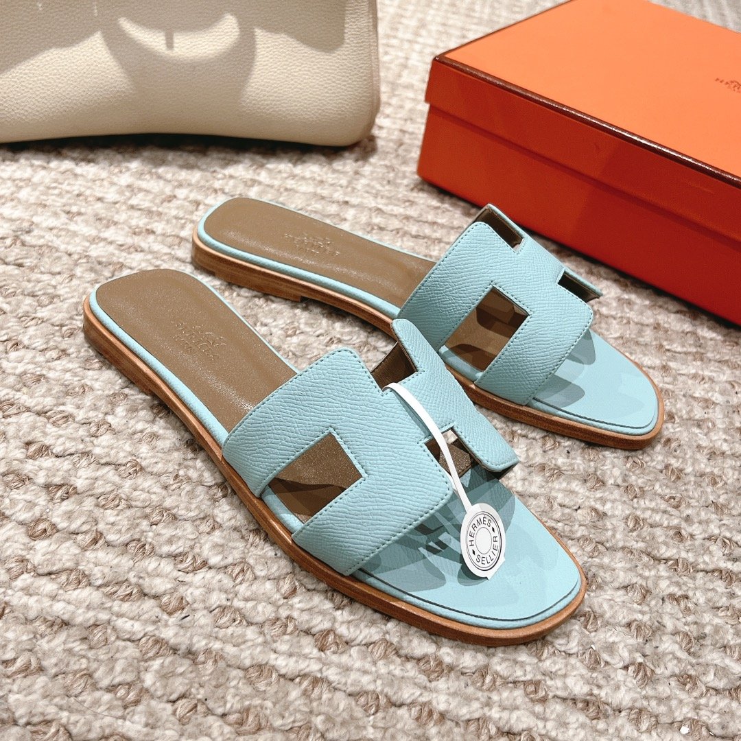 Sandales Hermès Oran Bleu Ciel – Élégance Fraîche & Luxe Raffiné – Image 3