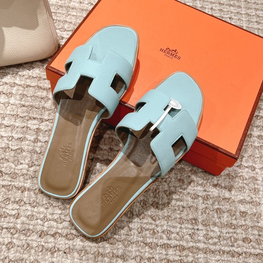 Sandales Hermès Oran Bleu Ciel – Élégance Fraîche & Luxe Raffiné