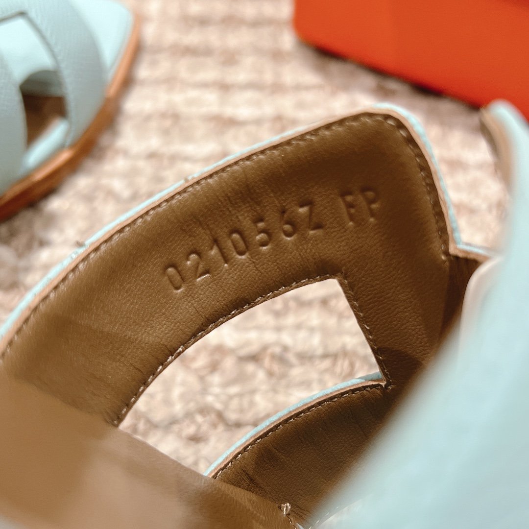 Sandales Hermès Oran Bleu Ciel – Élégance Fraîche & Luxe Raffiné – Image 10