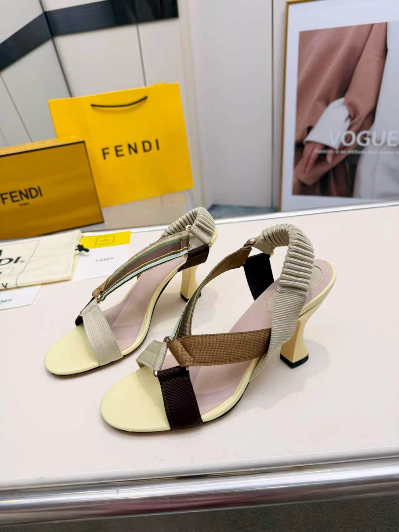 Sandales Fendi Feel à talon – Brides multicolores